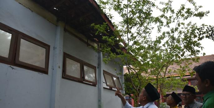 Wabup Pasuruan KH Mujib Imron tinjau gedung sekolah yang roboh diterjang banjir disertai angin. (Foto: Dok Humas)