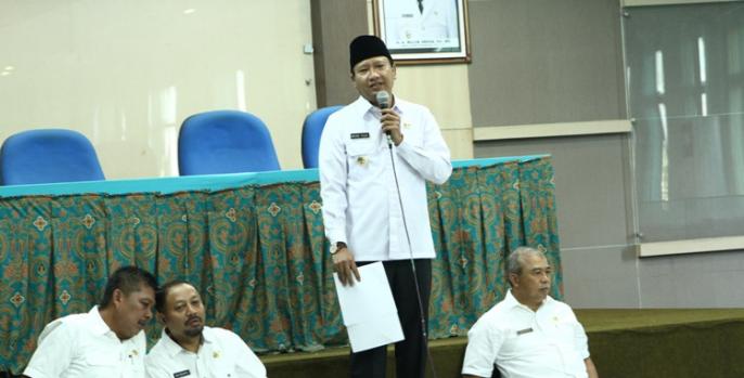Bupati Irsyad Yusuf memberikan pembinaan kedinasan pada staf Dinas Kominfo serta Dinas Perumahan dan Kawasan Permukiman (Perkim) Kabupaten Pasuruan. (Foto: Dok Humas)