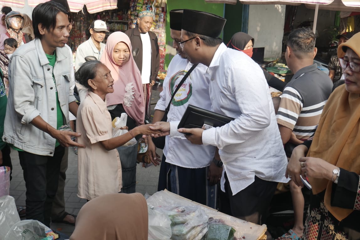 Calon Bupati Sidoarjo Ahmad Muhdlor Ali ketika menyapa warga di pasar krempyeng Waru, Rabu, 15 Januari 2020. (Foto: Istimewa)