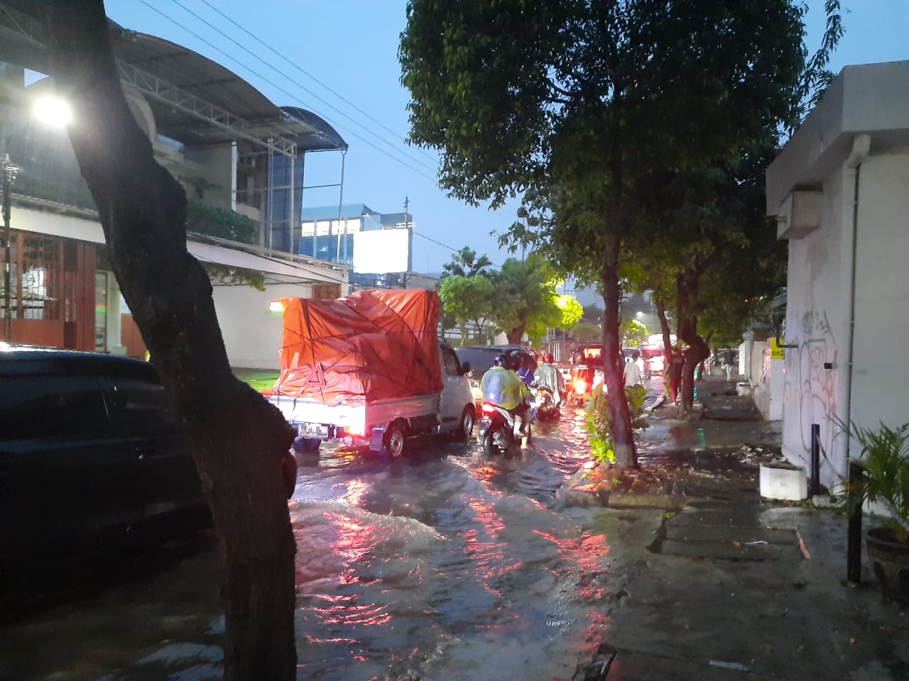 Banjir di Jalan Biliton Surabaya yang mengganggu. (Foto: Alief/ngopibareng.id))