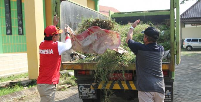 Bupati dan wakil bupati Pasuruan gotong royong bersih-bersih sampah. (Foto: Dok Humas)