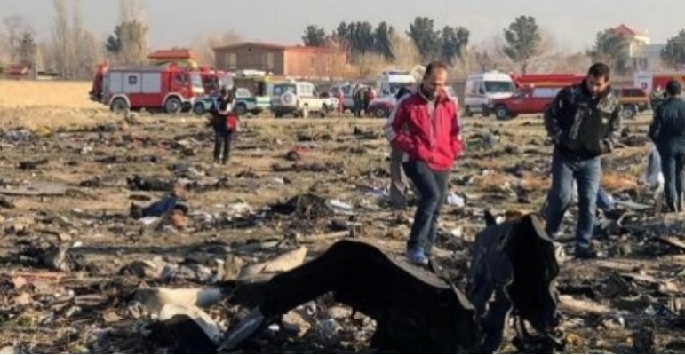 Puing-puing pesawat Ukraina yang hancur ditembak rudal militer Iran. (Foto: Associated Press)