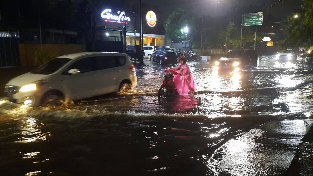 Banjir di kawasan Mayjend Sungkono, Surabaya, Rabu 15 Januari 2020. (Foto: Alief/Ngopibareng.id)