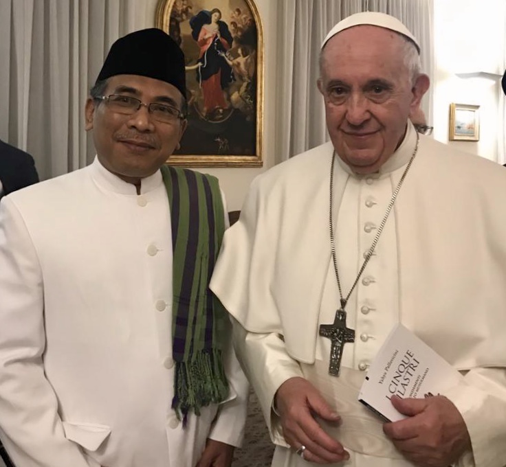 Katib Aam PBNU KH Yahya Cholil Staquf bersama Paus Franciscus saat pertemuan Antar Agama Ibrahim di Vatikan, pekan ini. (Foto Istimewa)