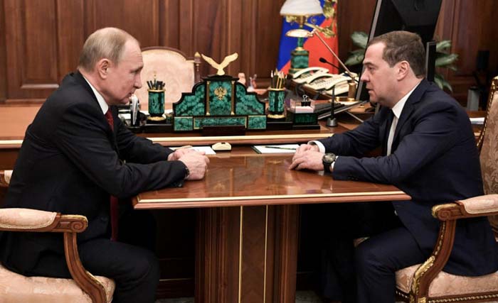 PM Rusia Dmitry Medvedev (kanan) bertemu Presiden Vladimir Putin Rabu kemarin. Usai pertemuan Medvedevmengatakan pemerintahnya akan mengundurkan diri. (Foto:Reuters)