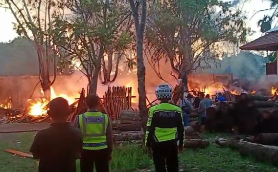 Gudang kayu dan usaha meubel di Jl. Brawijaya terbakar hebat Kamis pagi (foto : Hujaini/ngopibareng.id) 