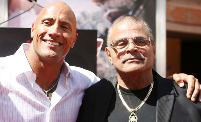 Rocky Johnson (kanan), bersama putranya Dwayne "The Rock" Johnson yang lebih dikenal dengan The Rock. (Foto:MarkDayNews)