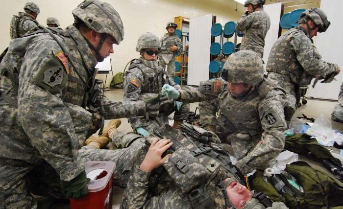 Simulasi penanganan cedera oleh prajurit Angkatan Darat AS  pada 18 Desember 2007 di Camp Atterbury Joint Manuver Training Center di Edinburgh. (Foto:Staff Sgt. Russell Lee Klika, U.S. Army)