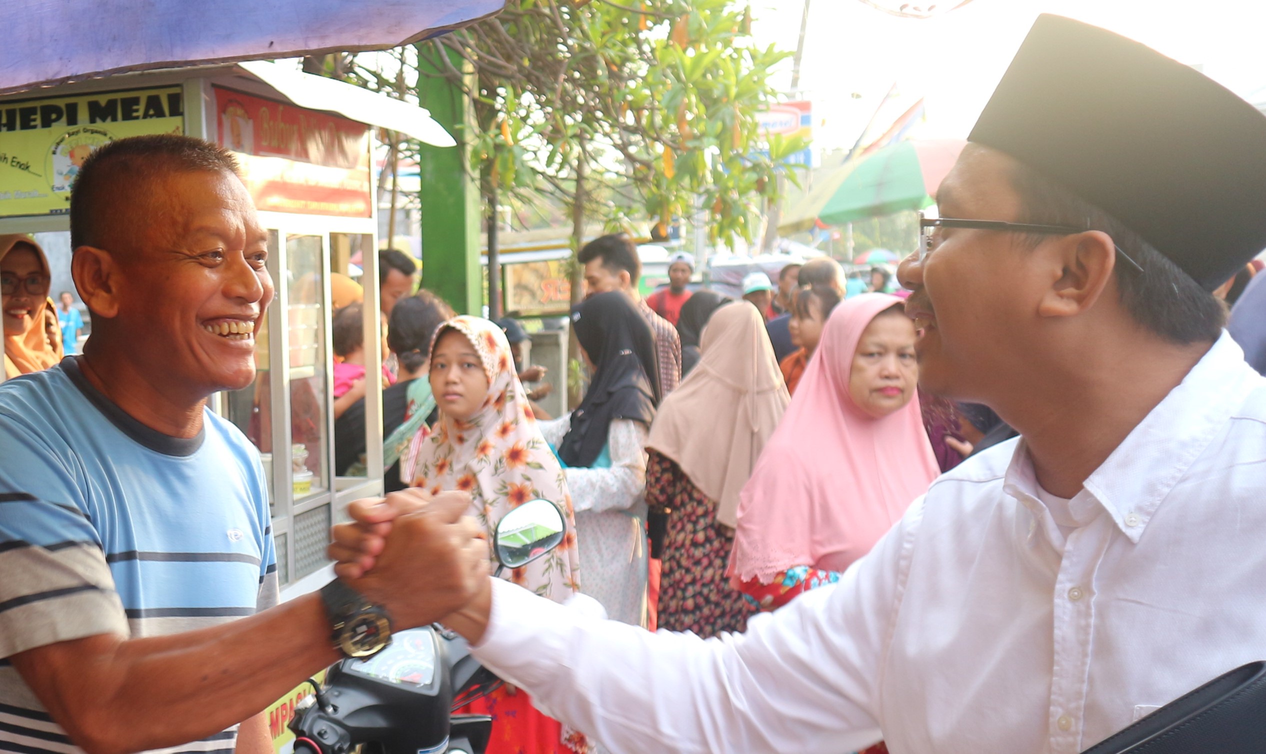 Calon Bupati Sidoarjo Ahmad Muhdlor Ali (Gus Muhdlor) kanan, saat menyapa pedagang di Pasar Gedangan, Kamis, 16 Januari 2020. (Foto: Istimewa)