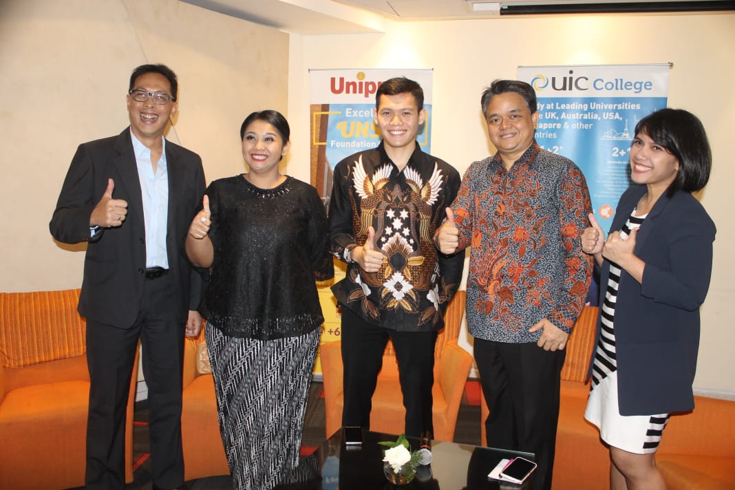 Presiden Direktur Lembaga Pendidikan UniSadhuGuna International College (UIC) di Indonesia, Adhirama Gumay bersama alumni UIC. (Foto: Asmanu/ngopibareng.id)