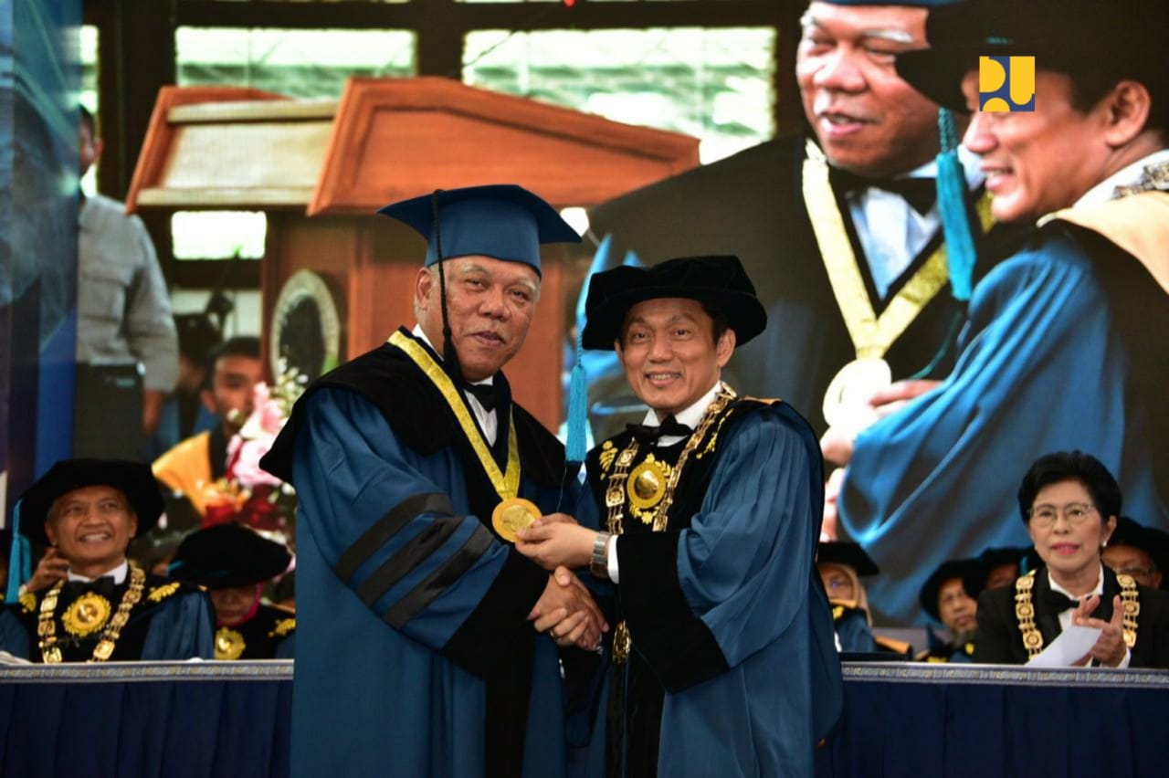 Menteri Basuki saat menerima penganugerahi Gelar Doktor Honoris Causa dari ITB. (Foto: Kementerian PUPR)