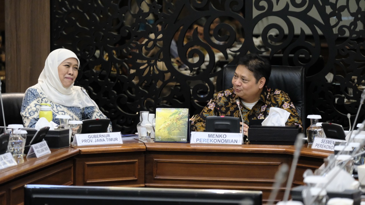 Gubernur Jawa Timur Khofifah Indar Parawansa bertemu Menko Ekonomi Airlangga Hartarto di ruang kerjanya, Kamis 16 Januari 2020.  (Foto: Dok. Kemenko Perekonomian)