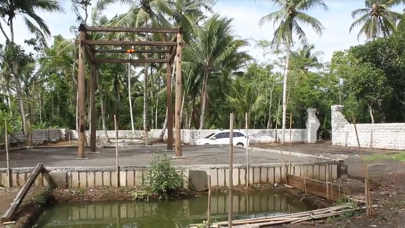 Area desa yang diklaim sebagai Keraton Agung Sejagat. Ada sebuah kolam yang berisi air keruh disebut sebagai Sendang Kamulyan. (Foto: Facebook)