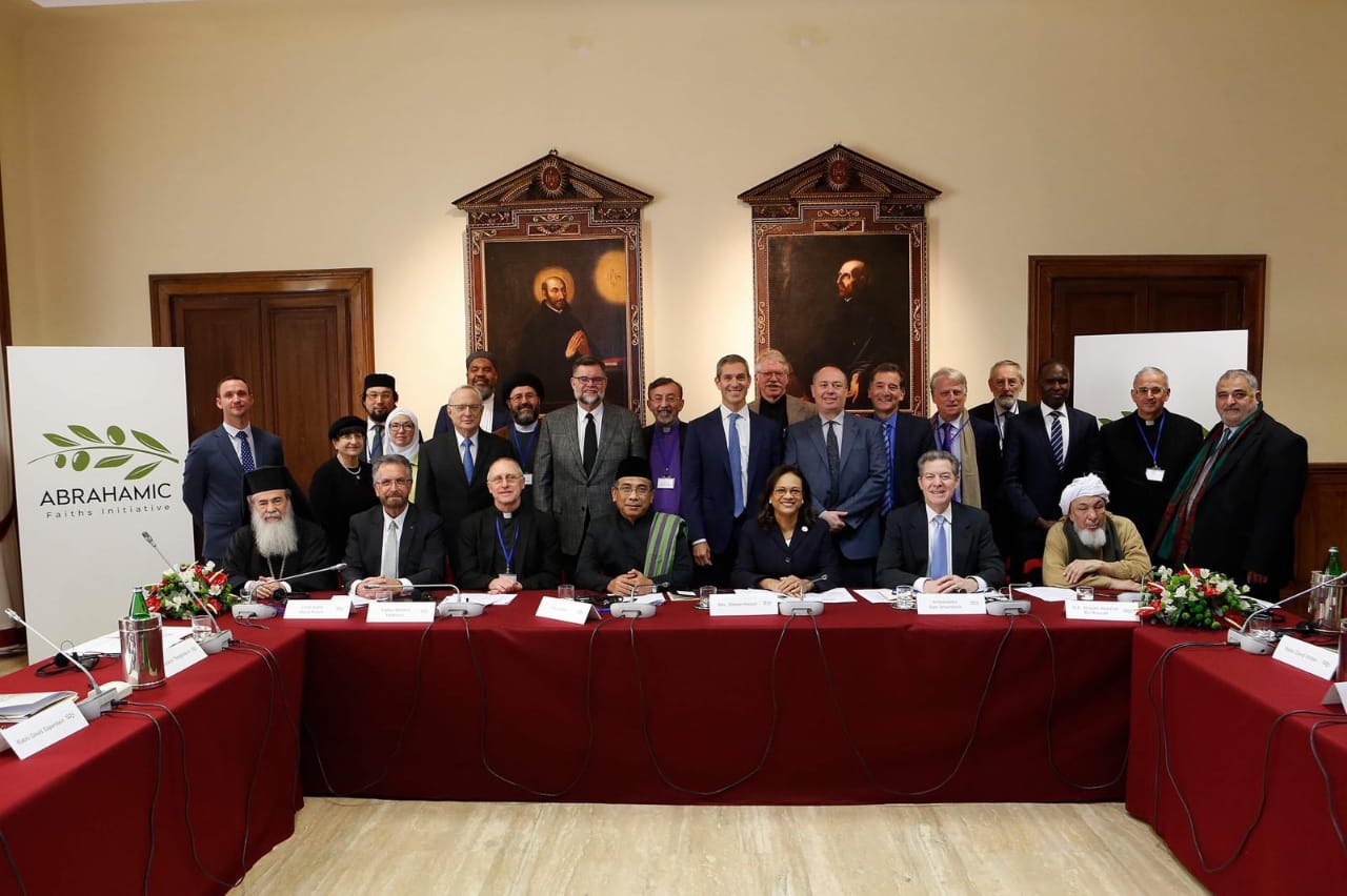 Para peserta forum Abrahamic Faiths Initiative (AFI) di Gregorian University, Roma, Italia, foto bersama usai acara. (Foto: Istimewa)