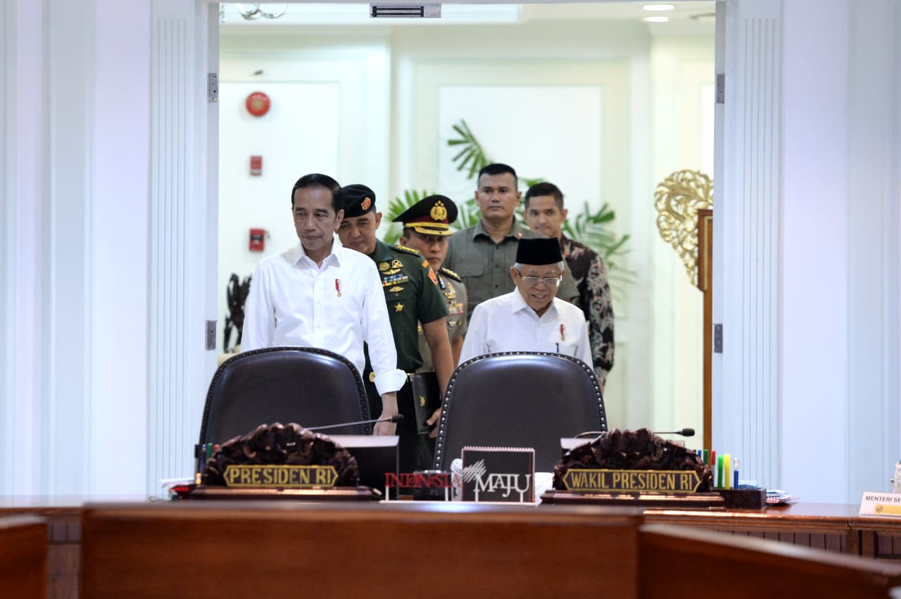 Presiden Jokowi dan Wapres  Ma'ruf Amin saat akan memimpin Ratas persiapan Piala Dunia U 20 di Kantor Wapres. ( Foto: setpres/ngopibareng.id)).