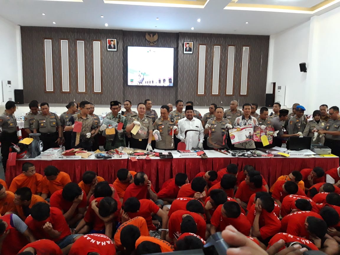 Kapolrestabes Surabaya Kombes Pol Sandi Nugroho saat membeberkan aksi kejahatan di Surabaya di awal tahun 2020. (Foto: Faiq/ngopibareng.id)