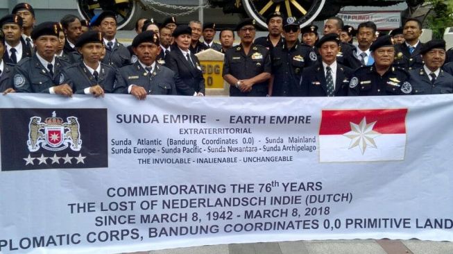 Kelompok Sunda Empire dipimpin Nasri Banks. (Foto: YouTube/Facebook Sunda Empire)