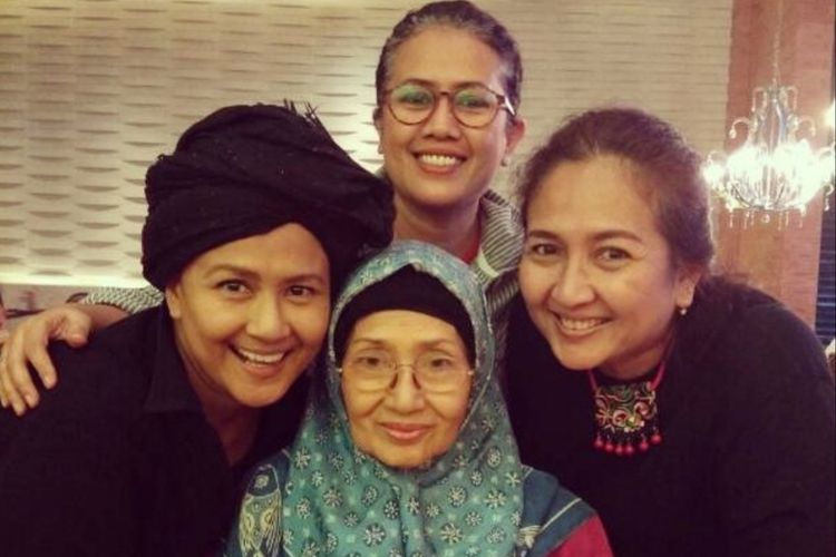 Mendiang Ade Irawan (tengah) bersama ketiga putrinya. (Foto: Instagram)
