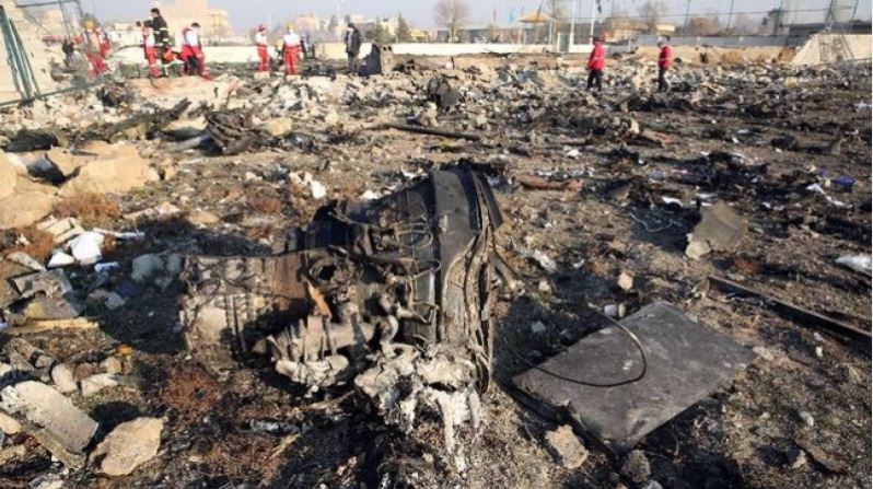 Puing-puing pesawat Ukraina yang hancur ditembak rudal militer Iran. (Foto: Associated Press)