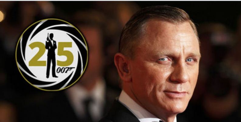 Daniel Craig memerankan James Bond
