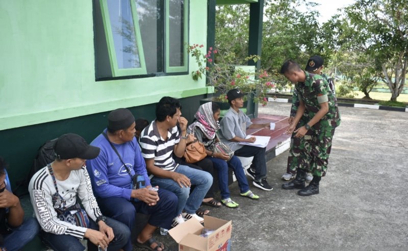 Personel Kodim menginterogasi beberapa warga yang hendak berangkat ke Malaysia. (Foto: Dok/Antara)