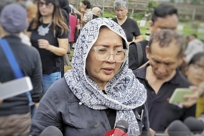 Aktris senior Dewi Irawan usai pemakaman sang ibu, Ade Irawan di TPU Tanah Kusir, Jakarta, Sabtu, 18 Januari 2020. (Foto: Antara)