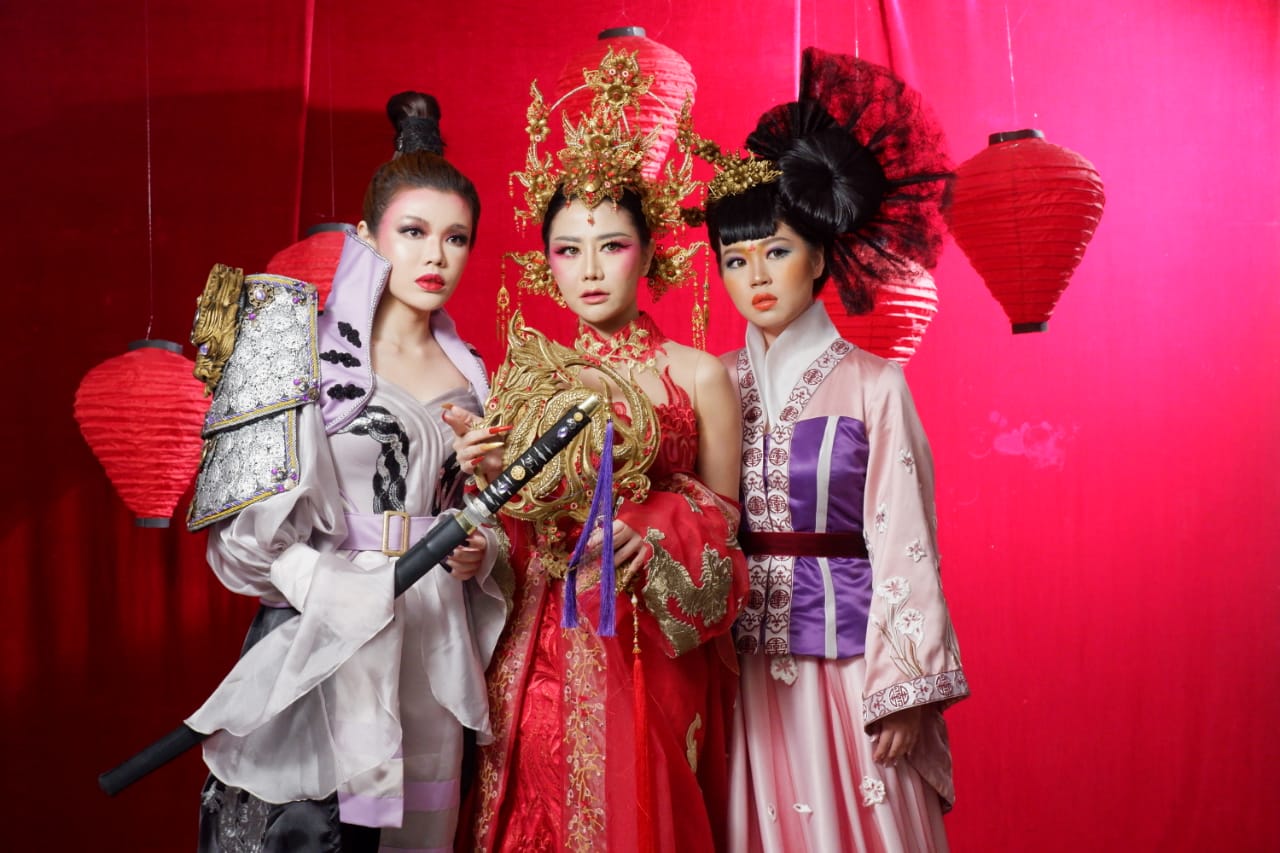 Tiga busana menyambut Imlek yang terinspari princess Mulan karya Natalia Soetjipto. (Foto: istimewa)