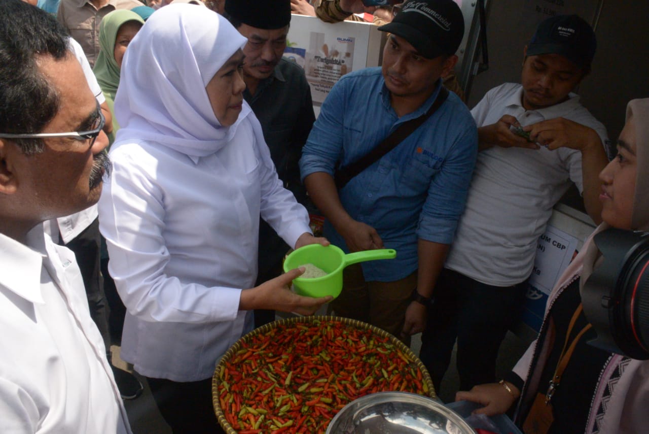 Gubernur Jatim, Khofifah Indar Parawansa saat sidak gula di salah satu pasar di Sidoarjo. (Foto: Istimewa)