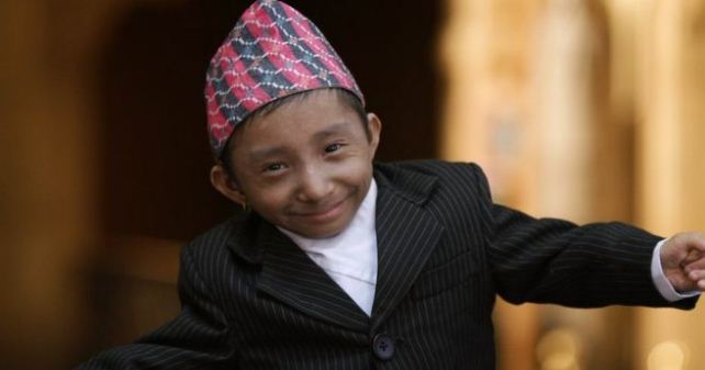 Khagendra Thapa Magar, manusia terpendek di dunia yang bisa berjalan. (Foto:Bbc.com)