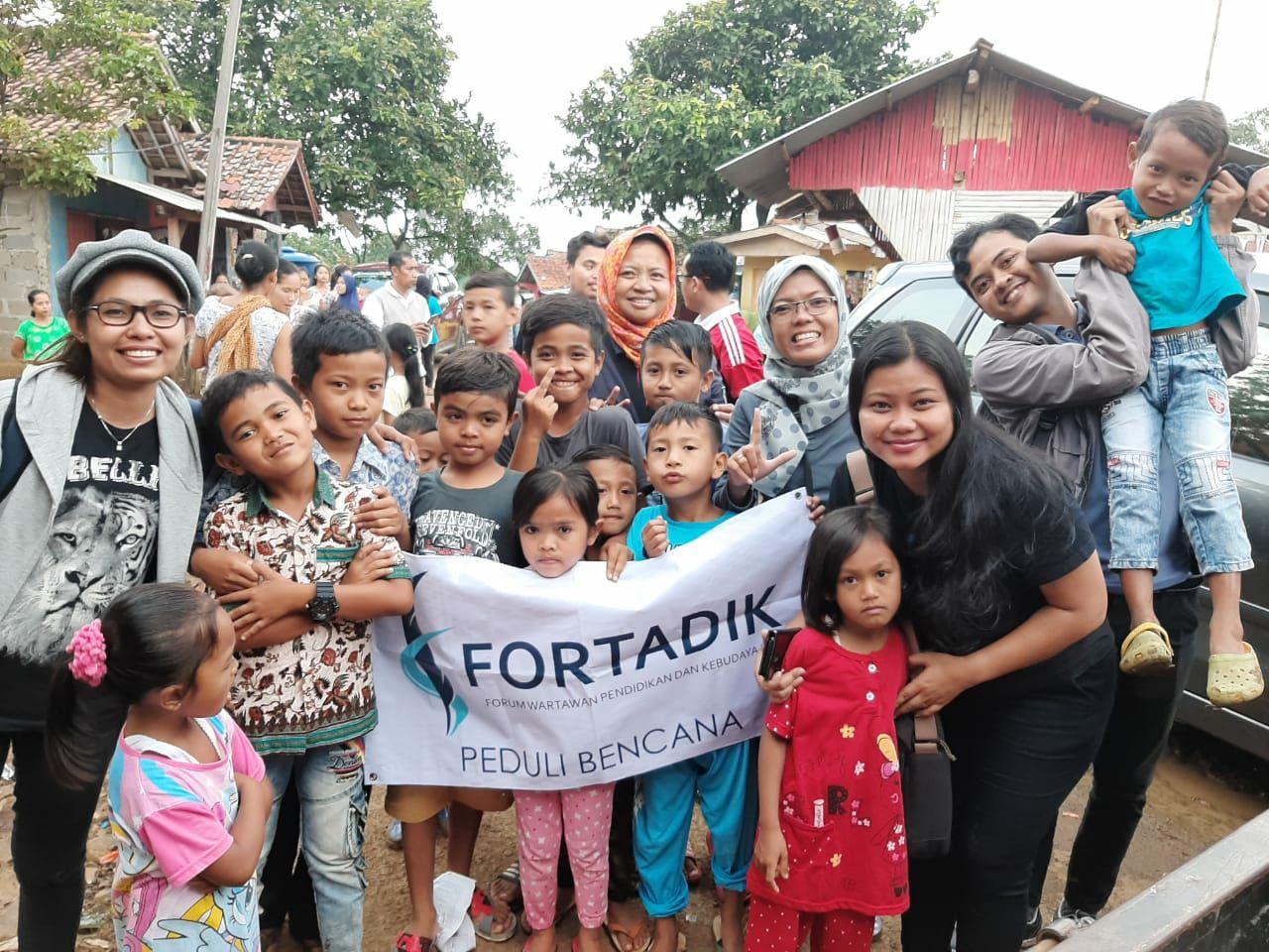 Wartawan saat menyerahkan  bantuan untuk korban tanah longsor di Suka Jaya Bogor . ( foto: asmanu/ngopibsreng.id)
