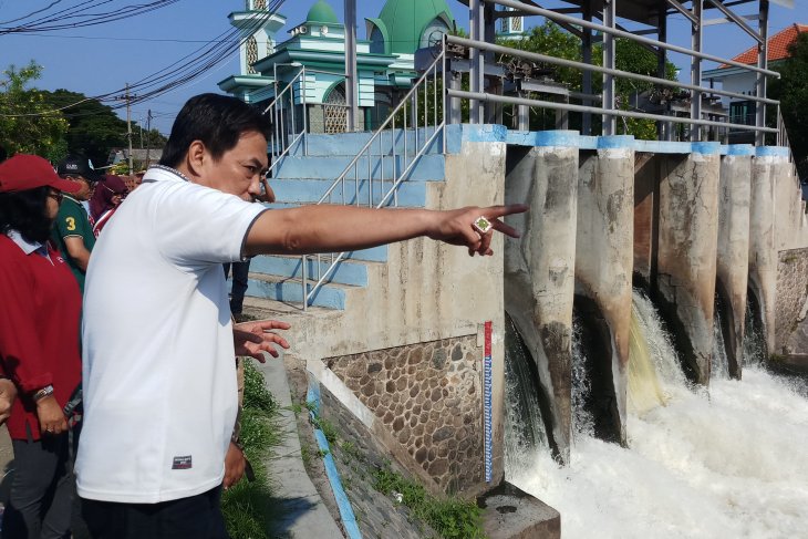 Plt Bupati Sidoarjo Nur Ahmad Syaifuddin meninjau Dam Sumput yang permukaan airnya sempat mengeluarkan buih busa berwarna putih, Minggu 19 Januari 2020. (Foto: Antara/Indra)