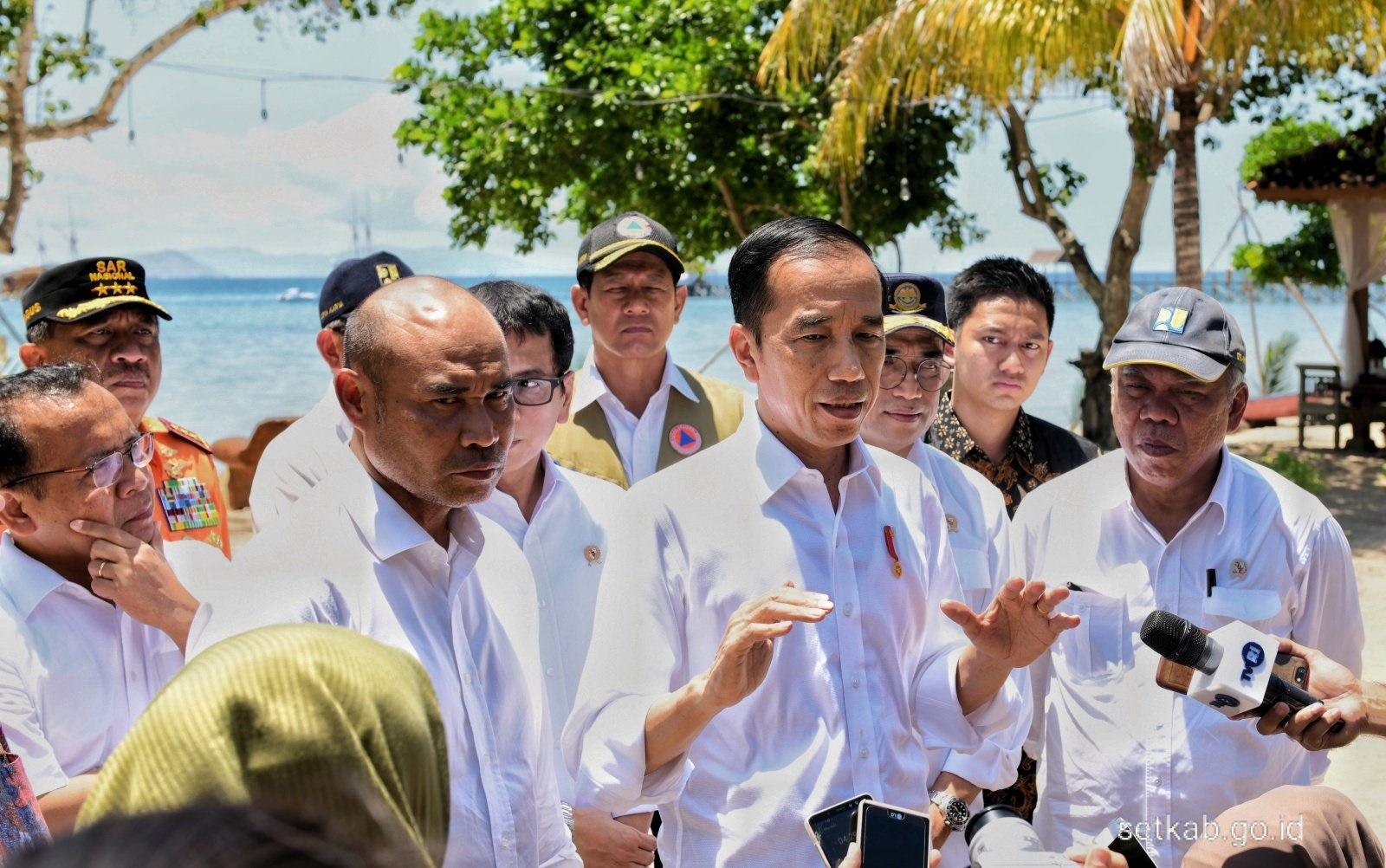 Presiden  Jokowi  didampingi sejumlah menteri dan kepala lembaga memberikan keterangan pers usai Rapat Terbatas tentang Pengembangan Destinasi Pariwisata Labuan Bajo, Senin, 20 Januari 2020, di Labuan Bajo, Kabupaten Manggarai Barat, Provinsi Nusa Tenggara Timur. (Foto: BPMI)
