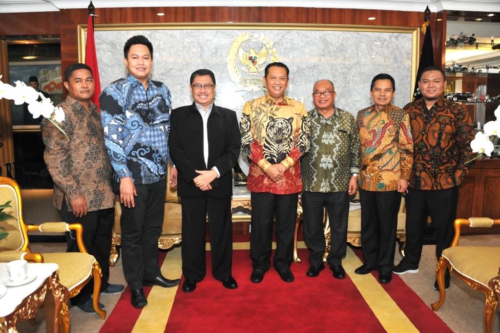 Ketua MPR Bambang Soesatyo bersama pengurus pusat Masyarakat Hukum Tata Negara Muhammadiyah (MAHUTAMA). (Foto: Istimewa)