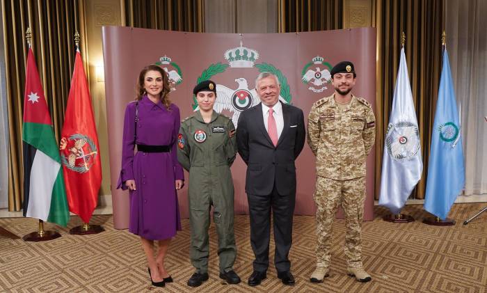 Putri Salma diapit kedua orangtuanya, Raja Abdullah II-Ratu Rania, dan kakaknya, Pangeran Hussein. (Foto: Instagram @jordansroyalfamily)