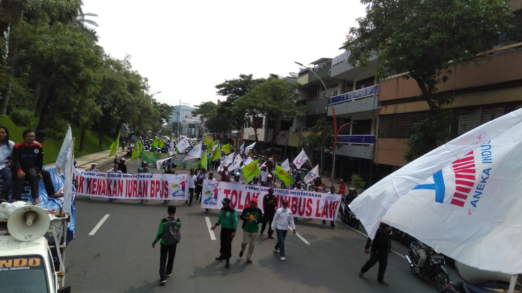 Demonstran saat konvoi melewati jalanan di Surabaya. Mereka hendak menuju DPRD Jatim. (Foto: Faiq/ngopibareng.id)