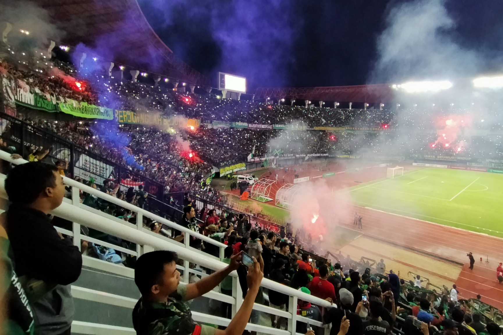 Bonek Mania saat memadati stadion dalam pertandingan Forever Game di Stadion GBT, Surabaya, Sabtu 11 Januari 2020. (Foto: Fariz/ngopibareng.id)