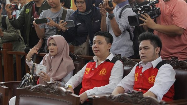 Trio ikan asin, yakni Galih Ginanjar (kanan) dan pasangan suami istri, Pablo Benua dan Rey Utami, menjalani sidang di Pengadilan Negeri Jakarta Selatan, Senin 20 Januari 2020. (Foto: Istimewa)