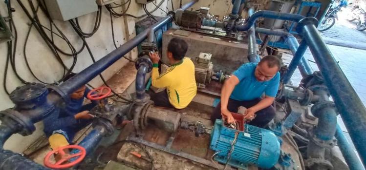 Pekerja PDAM Pasuruan sedang memperbaiki instalasi air. (Foto: Dok Humas)