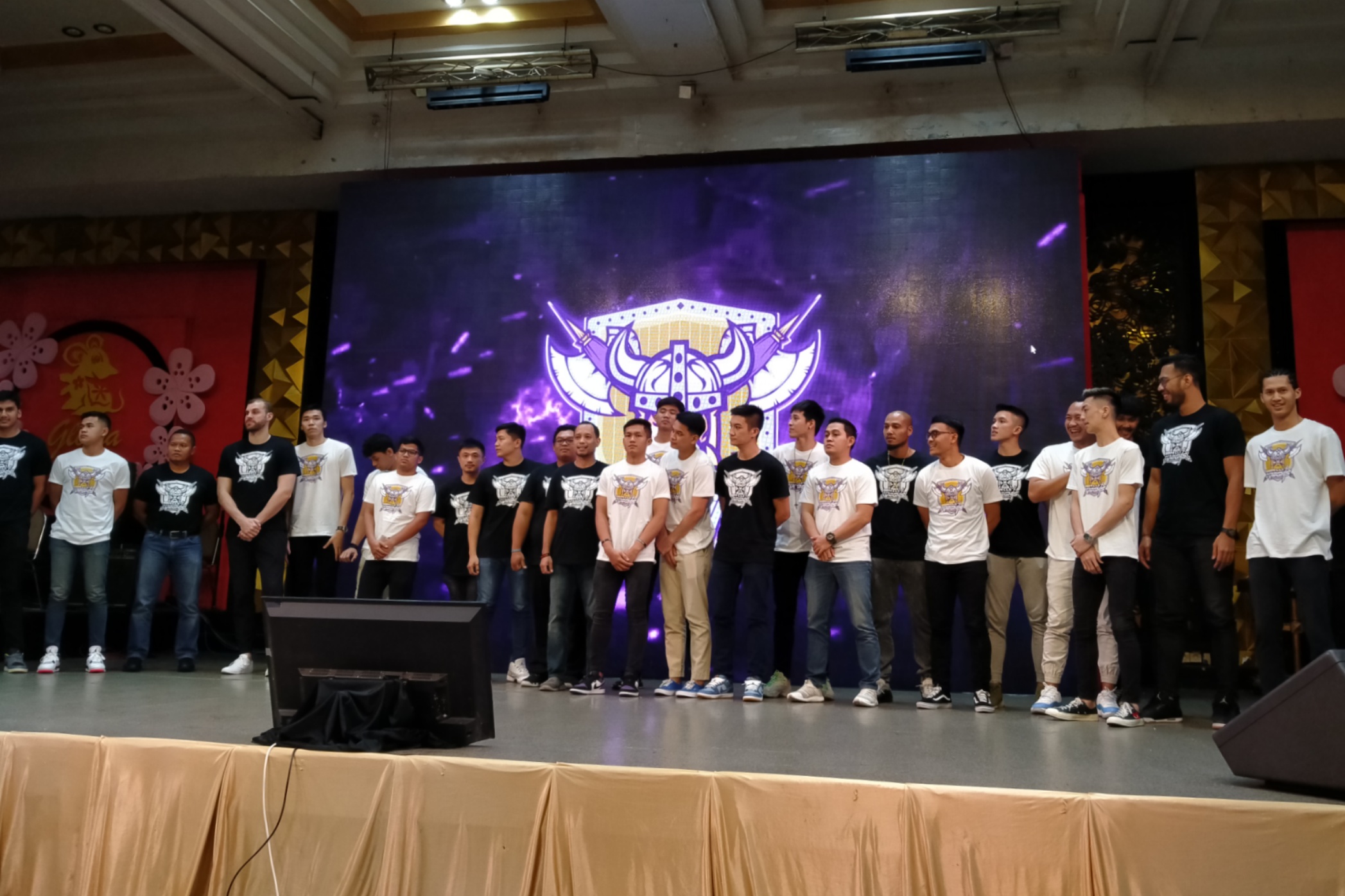 Para pemain dan official tim BBM CLS Knights Surabaya, saat diperkenalkan dalam launcing di Surabaya, Senin 20 Januari 2020 malam. (Foto: Fariz/ngopibareng.id)