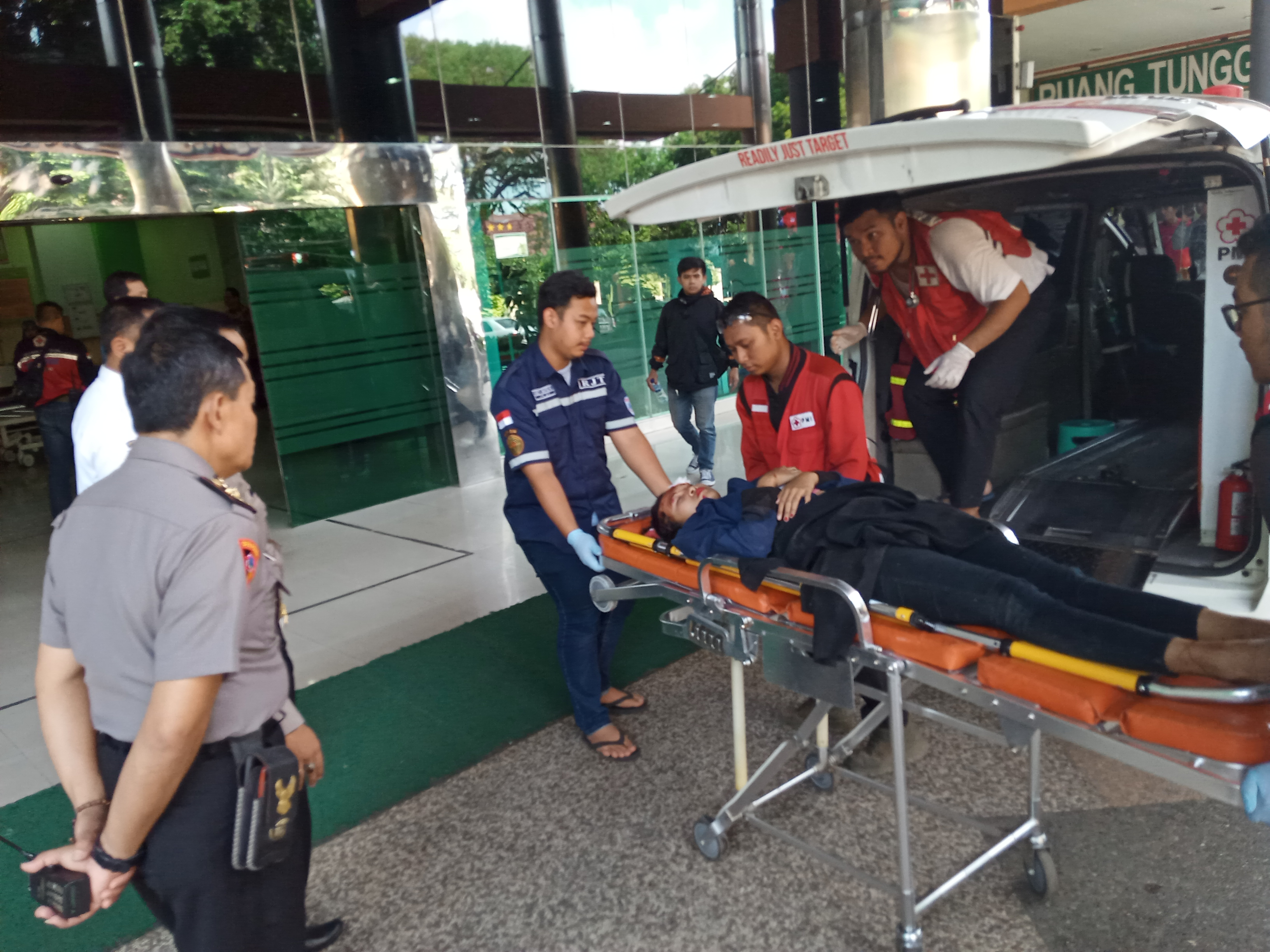 Salah satu korban luka-luka saat dievakuasi ke IGD RSSA Kota Malang (Foto: Theo/ngopibareng.id)