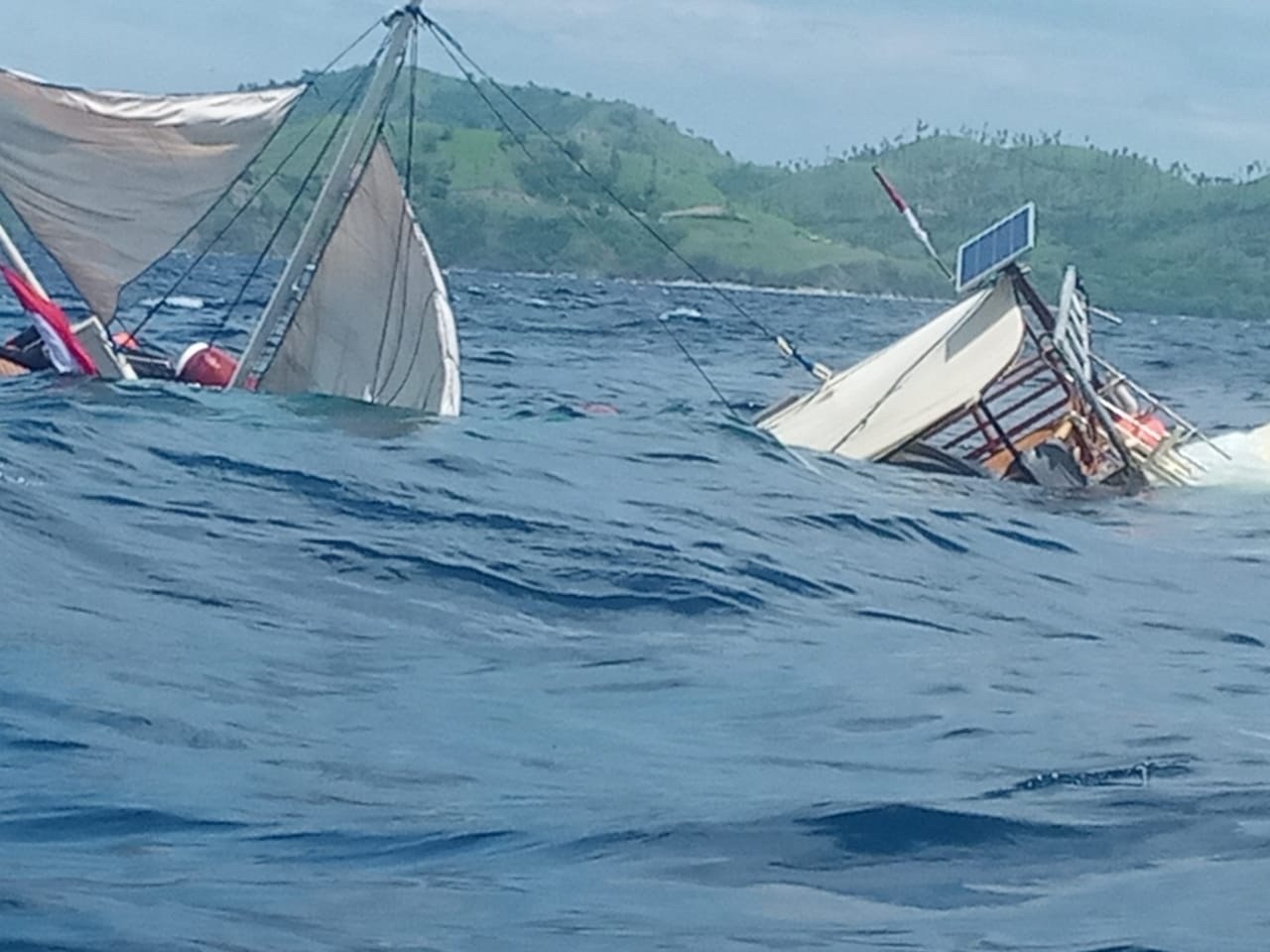 Situasi kapal terbalik yang ditumpangi sejumlah wartawan di Labuan Bajo, NTT, pada Selasa 21 Januari 2020. (Foto: Istimewa)