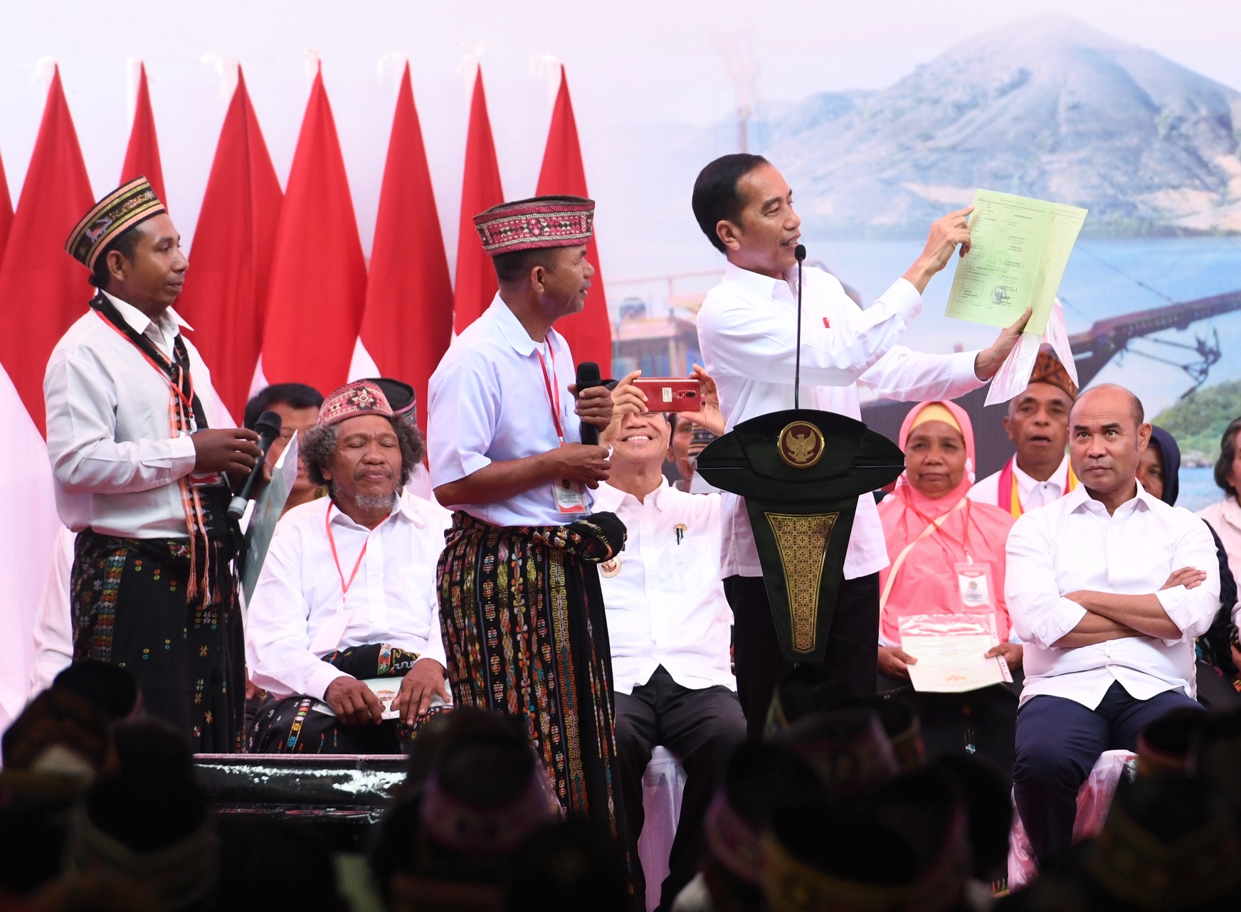 Presiden Jokowi berdialog dengan para penerima dalam acara penyerahan 2.500 sertifikat hak atas tanah untuk rakyat di Halaman Kantor Bupati Manggarai Barat, NTT, Selasa, 21 Januari 2020. (Foto: BPMI)
