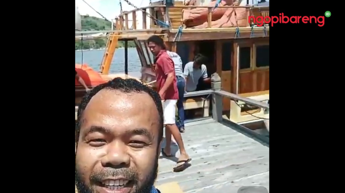 Detik-detik rombongan wartawan Istana saat akan menumpangi Kapal Pinisi di Labuan Bajo. (Foto: Tangkapan Video)