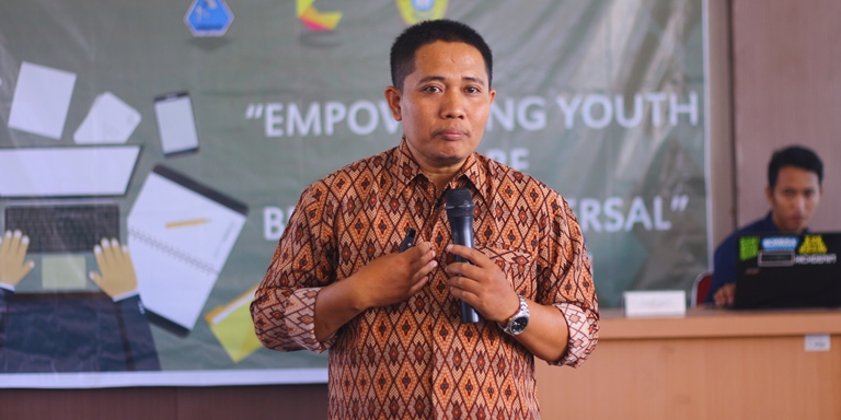 Surokim Abdussalam, peneliti senior Surabaya Survey Center (SSC) saat memberi materi kepada mahasiswa di salah satu universitas di Surabaya. (Foto: Faiq/ngopibareng.id)