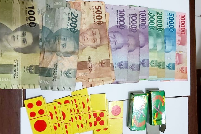 Barang bukti uang dan kartu domino yang diamankan dari empat petani yang menggelar perjudian (foto : istimewa)