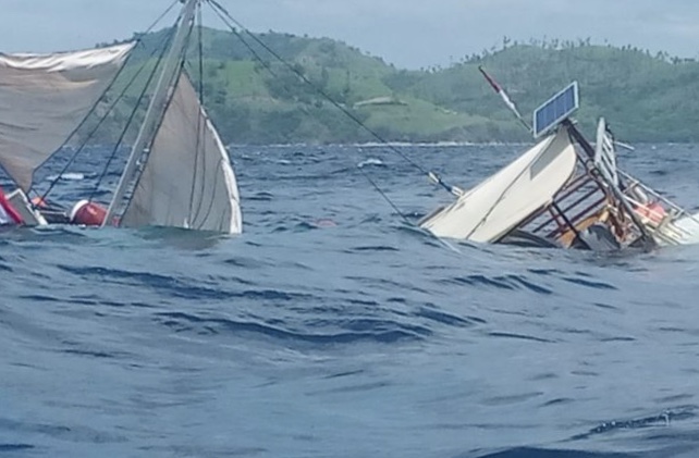 Kapal pinisi yang ditumpangi pada wartawan istana terbalik di Labuhan Bajo. (Foto: Istimewa)