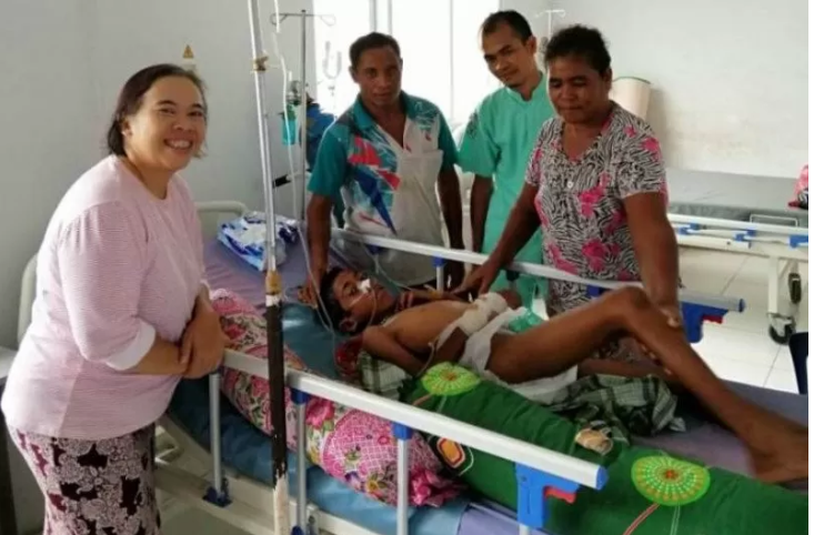 Dokter Tri Maharani (kiri) bersama pasien gigitan ular sangat berbisa di RS Lembata. (Foto: Antara/Istimewa)