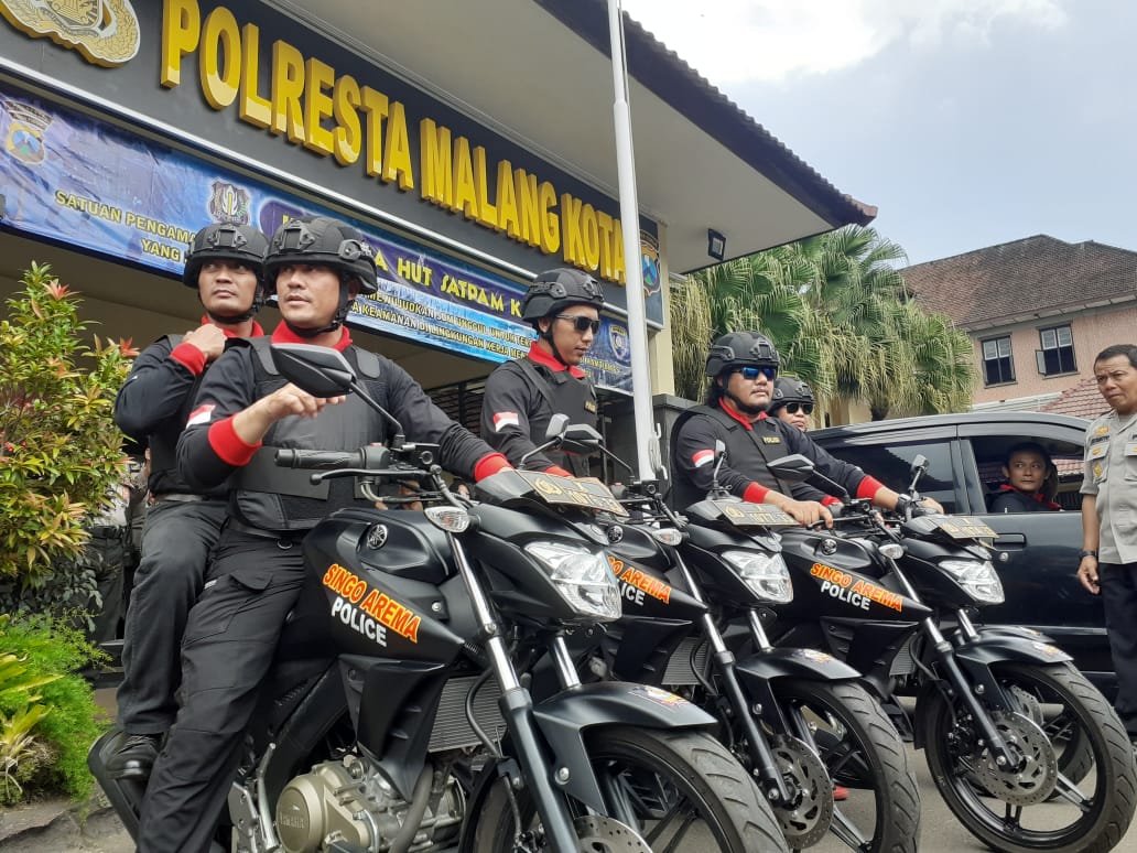Tim Singo Edan Arema Police saat dilaunching di halaman Mapolresta Malang Kota (Theo/ngopibareng.id)