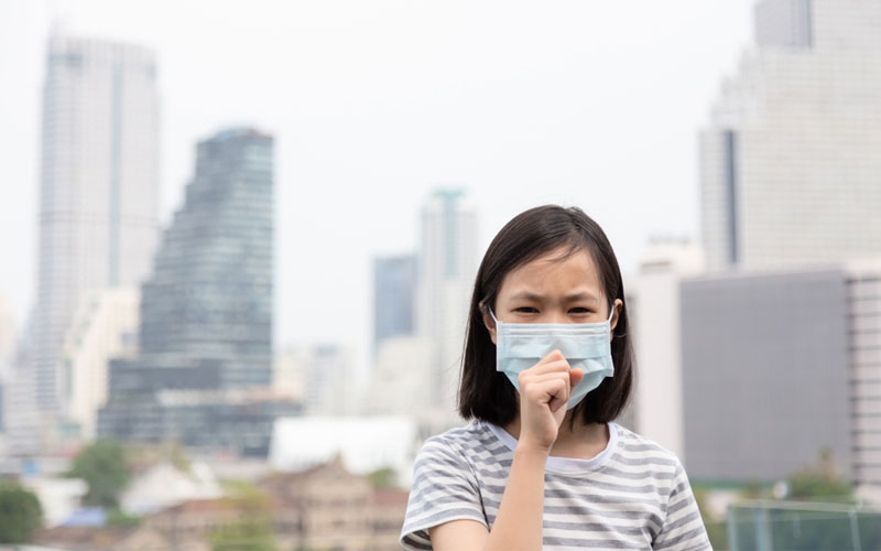 Ilustrasi perempuan menggunakan masker. Pencemaran dioksin dan furan di udara yang bisa berefek pada pernapasan. (Foto: ilustrasi google)
