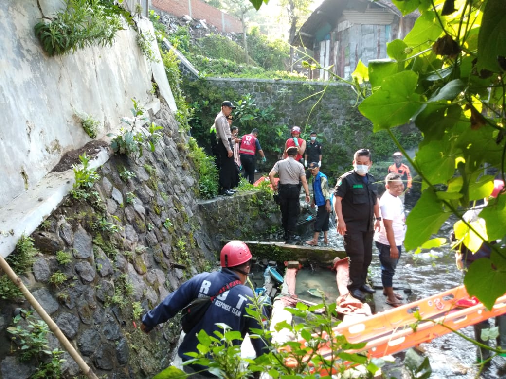 Polisi bersama relawan mengevakuasi korban seorang ibu yang tewas di dasar sungai (Foto: istimewa)